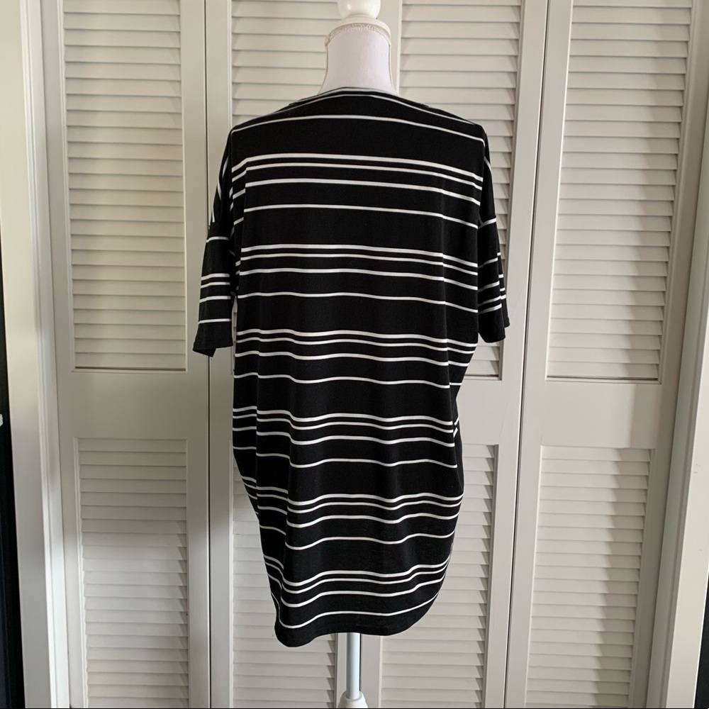LuLaRoe Patrick Tunic T-shirt Women’s Black & White Striped Oversized Top Size S - Picture 2 of 8